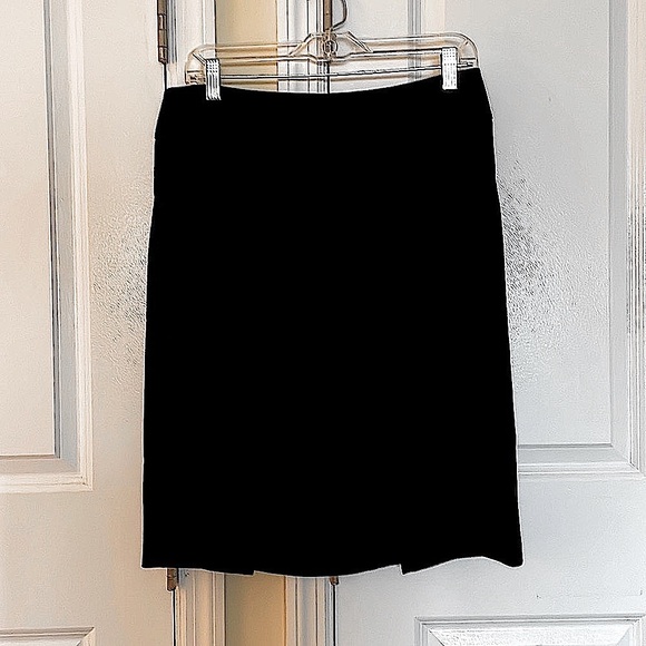 Ann Taylor black lined skirt - Size 8.  Double split detail on back. - Picture 4 of 12